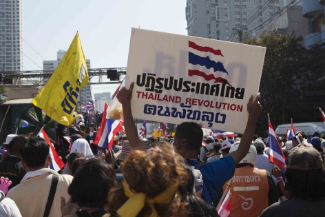 Bangkok, Thaïlande,  Janv.2014 Les manifestants participants à la première marche de l'opération ‟Bangkok Shutdown‟ visant à paralyser la capitale brandissent des pancartes et des bannières prônant la révolution et le départ de la première ministre Yingluck Shinawatra.