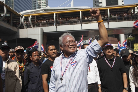 Bangkok, Thaïlande,  Janv.2014 Suthep Thaugsuban, leader du PDRC (People's Democratic Reform Committee) semble confiant et déterminé malgré la mise en place de l'état d'urgence dans la journée. ‟Nous menons notre révolution populaire, nous n'appelons personne à faire un coup d'Etat‟ assure le meneur. Par ailleurs il est sous le coup de poursuites pour ‟meurtre‟ concernant la répression des manifestations de 2010. En effet à l'époque il faisait parti du gouvernement d'Abhisit Vejjajiva en tant que vice-premier ministre. il participe ici à une nouvelle marche de manifestation sur Sathorn Road.