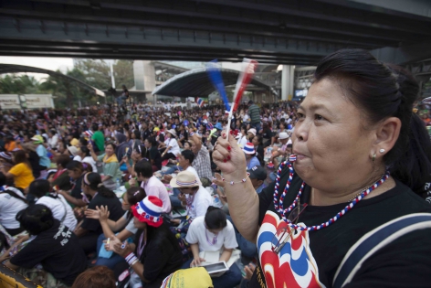 Bangkok, Thaïlande,  Janv.2014 Une manifestante anti-gouvernementale supporte le discours de son leader sur la scène du carrefour de Lumpini avec des milliers d'autres participants.