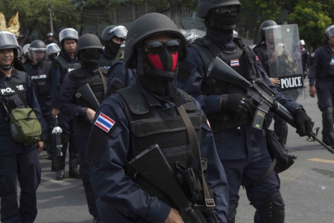 Bangkok, Thaïlande,  Févr.2014 Quatre jours après l'échec de reprise de Government House par les autorités, 15 000 policiers sont déployés dans Bangkok pour s'emparer des points de rassemblements. Une opération peu fructueuse qui mènera à la mort de quatre personnes dont un policier.
