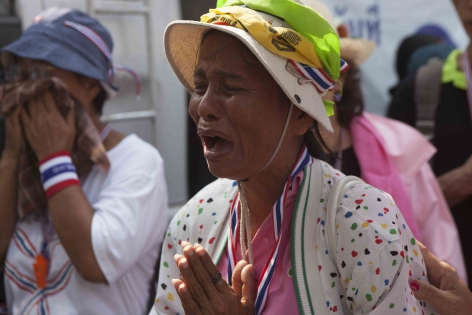 Bangkok, Thaïlande,  Févr.2014 Une manifestante anti-gouvernementale prie et implore devant le ministère de la défense  la fin des violences qui ont fait 13 morts en trois mois de manifestations.