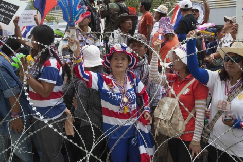 Bangkok, Thaïlande,  Févr.2014 Manifestants anti-gouvernementaux venue devant le ministère de la défense réclamer le départ de Yingluck Shinawatra. Cette dernière sera inculpée de négligence et de corruption  dans son programme d'aide aux riziculteurs par la commission anticorruption.