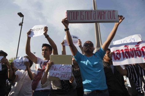 Bangkok, Thaïlande, Mai 2014 Des manifestants pro-gouvernementaux se sont réunis autour de la place de Democracy Monument afin d'exprimer leur soutien à l'ancienne Première ministre Yingluck Shinawatra récemment destitué par la commission nationale anti-corruption et le retrait de l'armée qui à désormais pris le contrôle du pays.