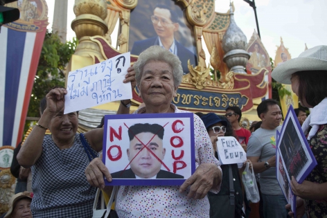 Bangkok, Thaïlande, Mai 2014 Le général Prayuth Chan-ocha ici comparé à Kim Jong-un sur un photomontage, affirme que les militaires sont intervenus pour ‟restaurer la paix et l'ordre public‟. Il a invité les différents rivaux politiques à ‟discuter‟ sans annoncer le renversement du gouvernement intérimaire.