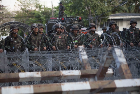 Bangkok, Thaïlande, Mai 2014 Après plusieurs mois de crises politique et des manifestations anti-gouvernementales ayant fait 28 morts, des soldats et des véhicules militaires ont été déployés dans la capitale après l'annonce de la loi martiale. Selon le général Prayuth Chan-ocha ‟Déclarer la loi martiale n'est pas un coup d'Etat‟, cela permet de ‟restaurer la paix et l'ordre public‟.
