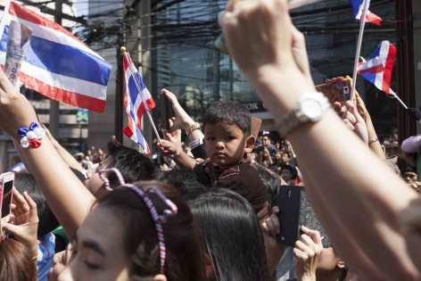 Bangkok, Thaïlande,  Janv.2014 Malgré les risques d'attaques à la grenade sur les manifestants anti-gouvernementaux comme cela s'est déjà produit faisant un mort et plusieurs dizaines de blessés, il est plutôt fréquent de voir des enfants en bas âges dans les bras de leurs parents ou sur leurs épaules.