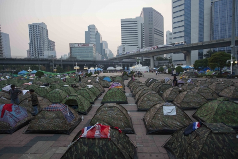 Bangkok, Thaïlande,  Janv.2014 Des tentes ont été dressées par centaines dans le parc Lumpini, situé au cœur de Bangkok. C'est ici même à l'entrée du parc que les ‟chemises rouges‟ avaient construit leur barricade et établi une parti de leur camp en 2010.