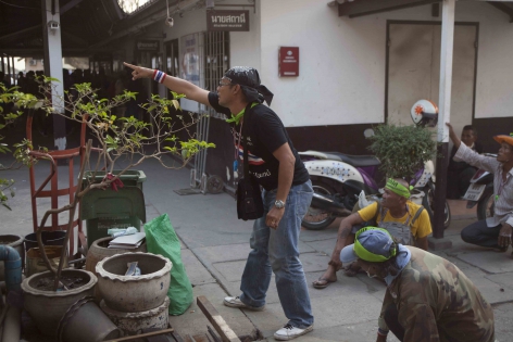 Bangkok, Thaïlande,  Févr.2014 Alors que les élections législatives  anticipées ont lieu le lendemain, une bataille de rue éclate à Laksi dans le nord de Bangkok. En fin d'après-midi une fusillade éclate dans le nord de la capitale. Deux journalistes sont blessés dans les affrontements qui ont duré environ une demi-heure : le photographe américain James Nachtwey et le journaliste thaïlandais Jirawab Soukaran.