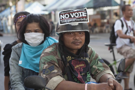 Bangkok, Thaïlande,  Févr.2014 Les manifestants continu l'appel au boycott des votes en ce jour d'élections législatives anticipées et organisées par la cheffe de l'état. A noter que le parti de masse au pouvoir à remporter toutes les élections depuis 2001 avec un électorat puissant et majoritaire sur le territoire.