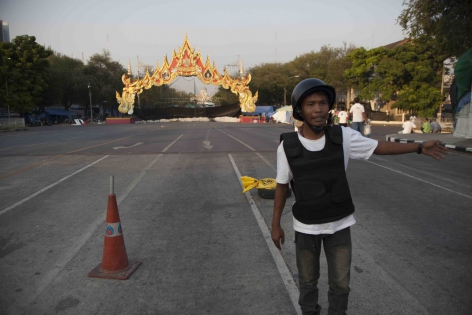 Bangkok, Thaïlande,  Févr.2014 Un garde du mouvement de l'opposition à l'entrée du camp de Government House. L'accès au Palais Dusit, l'ancienne résidence de la famille royale thaïlandaise est également sous contrôle des manifestants.