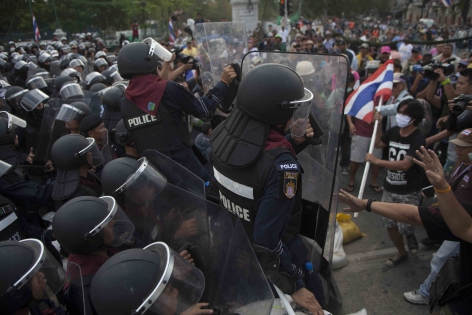 Bangkok, Thaïlande,  Févr.2014 Peu de temps après avoir commencé à démanteler les sacs de sables barricadant le camp retranché de Government House, des manifestants anti-gouvernementaux s'opposent aux forces de l'ordre avec agressivité.