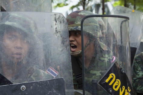 Bangkok, Thaïlande, Mai 2014 Face aux pressions des manifestants anti-gouvernementaux, les soldats gardent leurs positions. L'armée ordonne aux manifestants de rester sur les points de rassemblements. ‟Le public ne doit pas paniquer et continuer à vivre sa vie normalement‟.