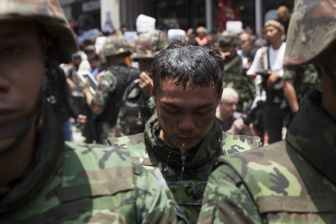 Bangkok, Thaïlande, Mai 2014 Depuis l'instauration de la loi martiale par le générale Prayuth Chan-ocha, les soldats et véhicules militaires occupent les secteurs des hôtels, des centres d'affaires et des chaînes de télévision.