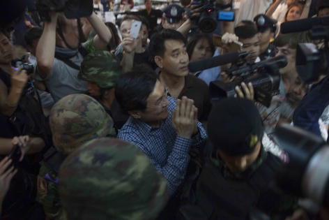 Bangkok, Thaïlande, Mai 2014 Chaturon Chaisaeng (ancien ministre de l'Éducation) fut arrêté par l'armée devant les caméras après son intervention devant le club des correspondants de presse étrangers de Thaïlande. (CCPT) Ce dernier ayant refusé la convocation de l'armée a souhaité s’exprimer devant les caméras étrangères avant d'être emmené par les militaires malgré le strict contrôle des médias depuis l'instauration de la loi martiale. L'armée souhaite purger la machine de l'état, de la police et des gouverneurs de provinces du pays.