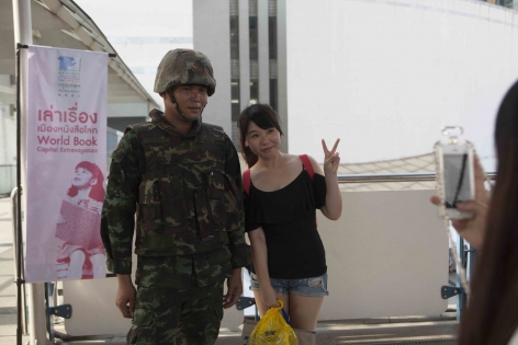 Bangkok, Thaïlande, Mai 2014 Depuis l'instauration de la loi martiale et la prise du pouvoir de l'armée par le Générale Prayuth Chan-ocha, l'omniprésence des militaires ne semble pas gêner la majorité de la population. Au contraire certains se font prendre en photo avec les soldats.